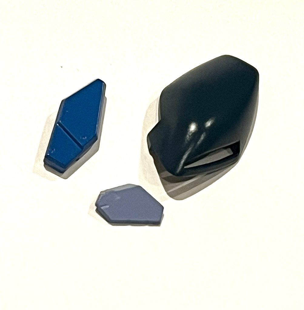 3色のブルー。薄い順からマスオブルー(ガイア)→ポテンシャルブルー(ボーンペイント)→ダークマーズブルー(ガイア)それぞれ少しずつ調色してます。