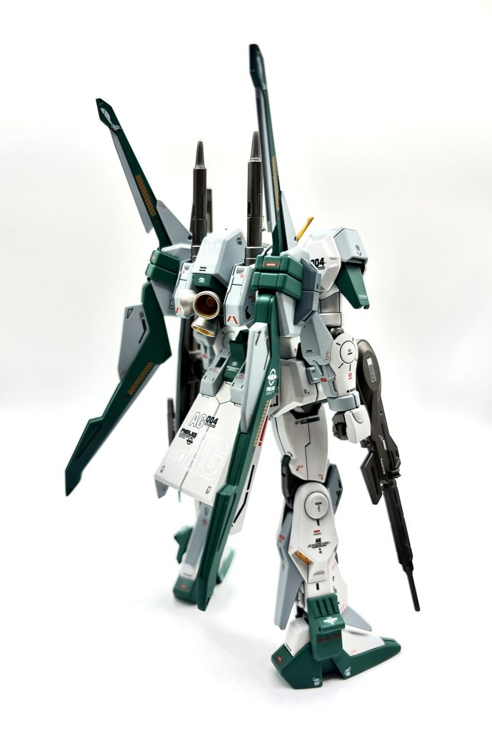 後ろのスカートが大きいのでデカールも大き目の貼ったのですが、少しだけ控えめにしました。