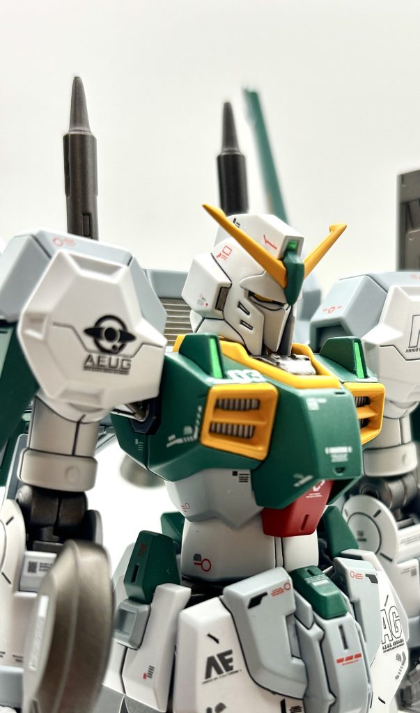 襟パーツ部分のディテールが寂しかったのでプラ板でパーツを作成して取り付けてボリュームを出してみました。画像では少しわかりづらくなってしまいましたが笑