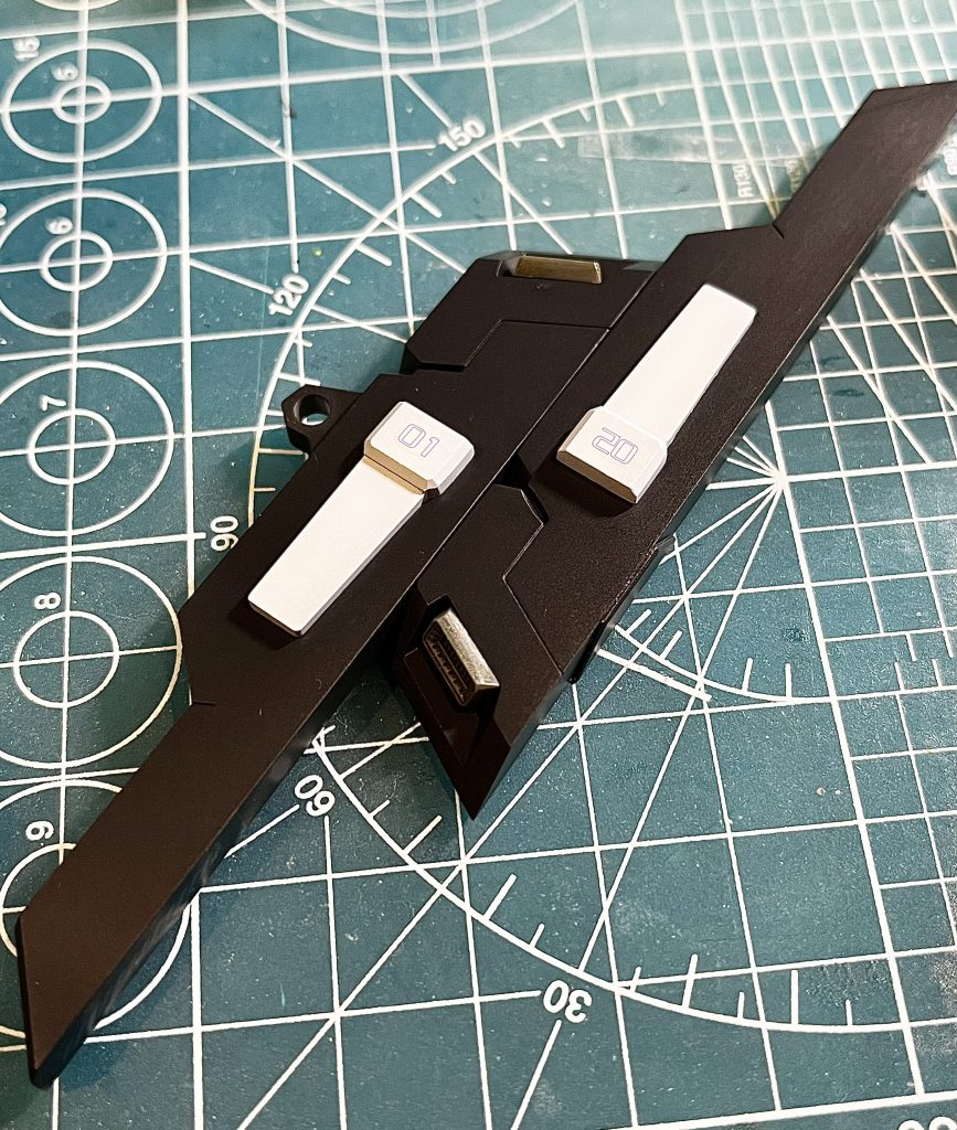 市販パーツをほぼそのまま使ったサイコプレート裏面は空洞なのでプラ板で覆い、装飾やスジ彫りを少し加えました。分離はしないけど雰囲気は出てるかなと。