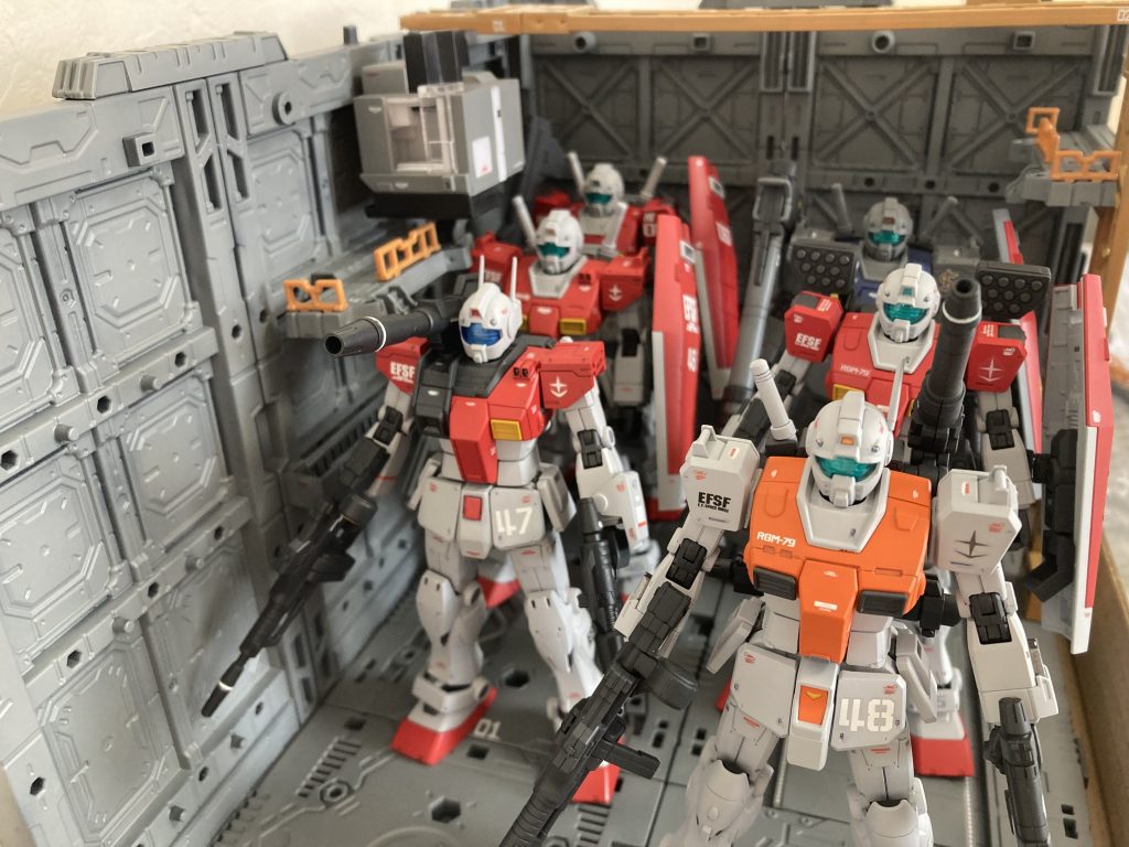 我が家のジムたちホントはもう一体、セミアーマードもいますが基地に入りきりませんでした。