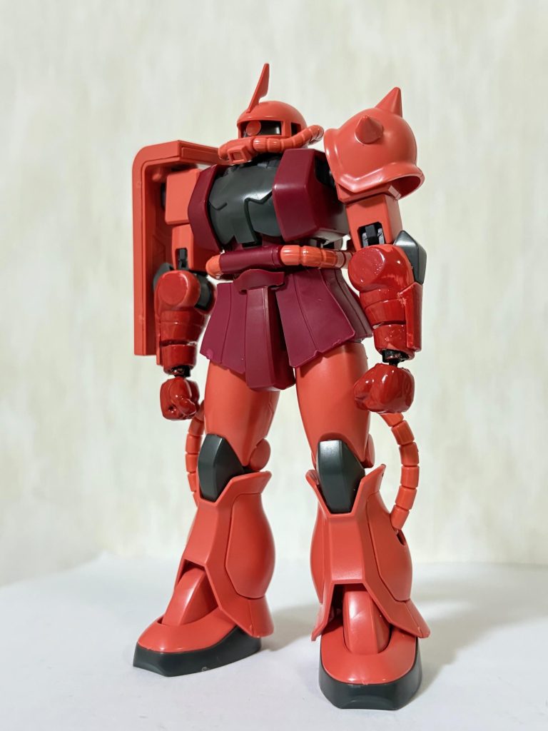 握り手をつけたままガワラ立ち。若干手が長いので安彦氏が描くオリジンザクっぽくも見える。そのうち腕だけでなく全身も濃い赤で塗ってシャアザク改めジョニー・ライデン専用ザク（高機動型ではなくあえてF型で）にしようかな(zaku-kao2)