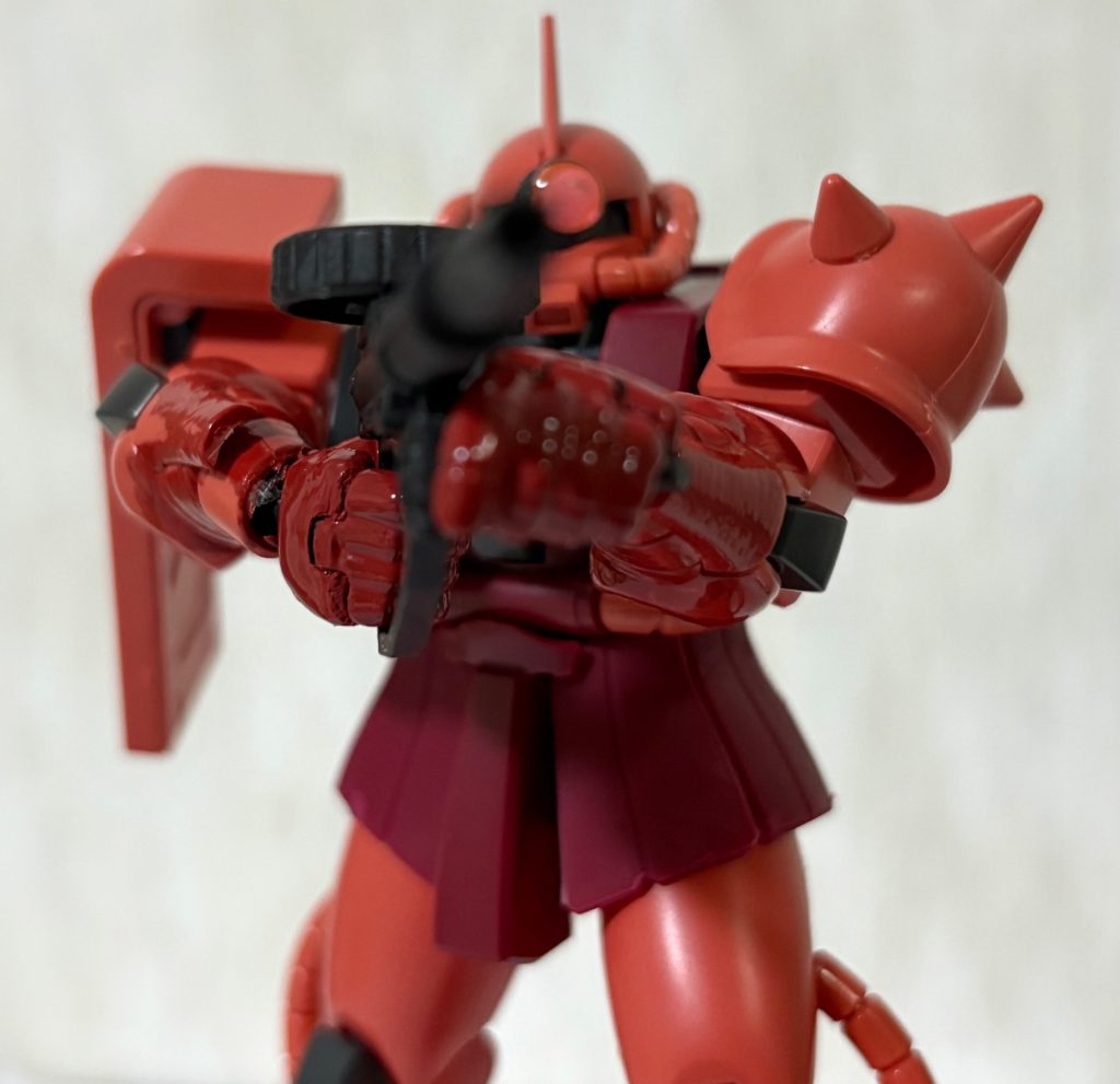 オリジナルのシャアザクのハンドパーツはFGザクに使ってしまいスペアがほとんどない状態となった。そこで応急処置として余っているジャンクパーツからハンドパーツを流用し、いつも通りボールジョイントでくっ付けてみた。