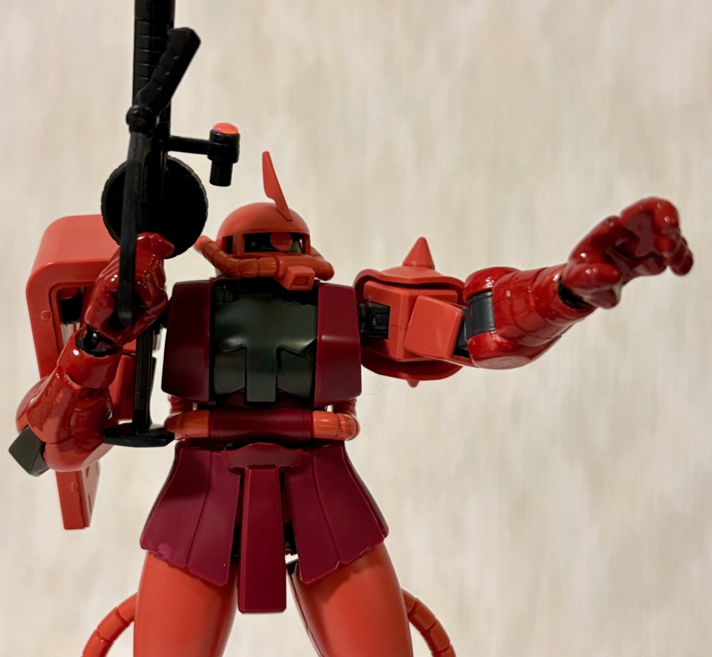 武器を持つ際には開き手を使用し、武器を持つだけでなく指揮を執るポーズが取れるようになった。