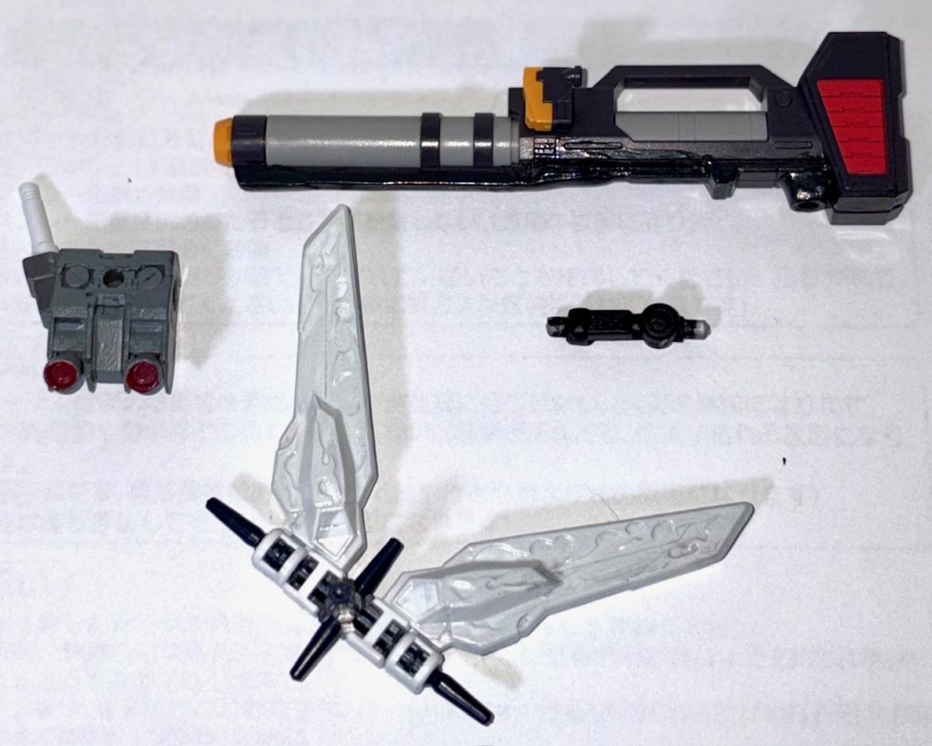 ばらした状態。十字架は無改造で背中のバックパックに装備でき、キャノンは接続できるよう、ジョイントをジャンクパーツを使って新造した。