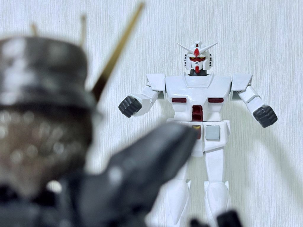 砂の十字架をイングレッサに持ち帰った一行だったが、フリーデンからタイレル社の整備工場に移送され、厳重に保管されていた白い巨人がそれに反応し、勝手に動き出し街で暴れる。猛威を振るう巨人だったが、ティファの不思議な力が巨人の人工知能に反応し、機能停止した。その後キッドの手で機械の破片を分析して作られた安全装置が組み込まれた。