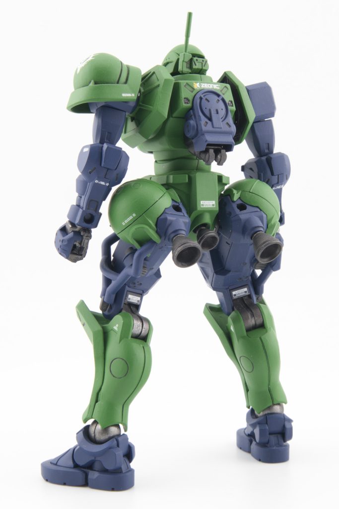 0ザクは普通のザクより推進力はないだろうと思い太腿のタンクとバーニアは１つにしました。それの合わせてタンクを囲ってるパイプも加工してます。