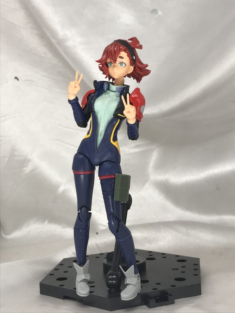 ダブルピースは癖でやってるイメージ。スーツの前を開けてる感じにミオリネとの格差を感じます