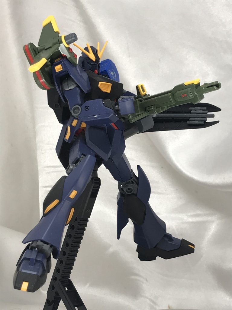 EGの割可動はそこそこできるんでしっかり構えられます。前作のミオリネ専用のもそうですがパーメットリンクが存在しない世界なんでファンネルはありません。