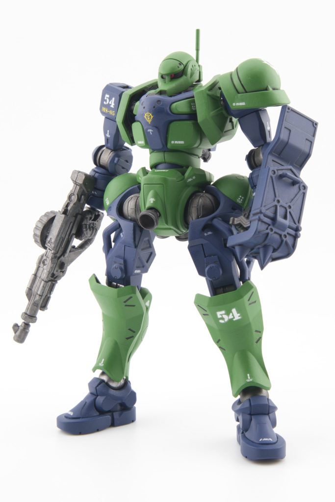 胴体のパイプを取っ払って太腿のガスタンクみたいなやつを１つにしたら、プロポーションはいじってないけどなんだかスリムになりました。マシンガンは旧ザクっぽくマガジンを脇に移動してます。右肩のシールドと軍警ザクのシールドをくっつけてスパイクを付けて手で持てるようにしました。