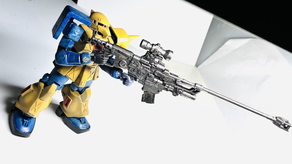 1/144スケールのザクに持たせるとデカさがお分かり頂けるとおもいます。デカい笑