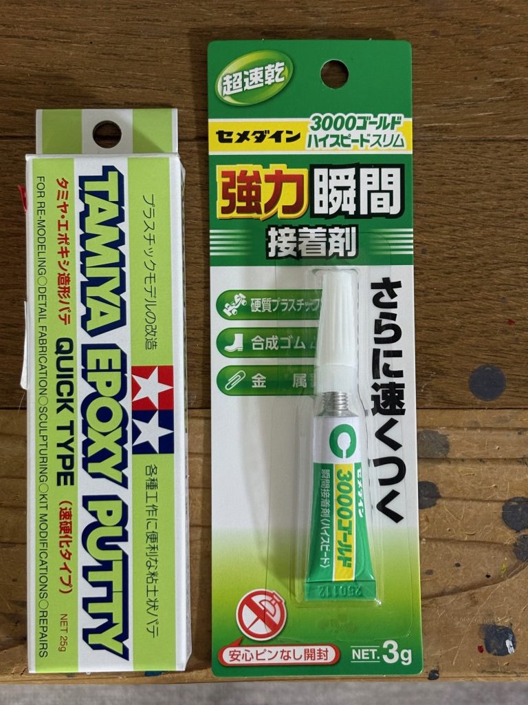 作品名：もっぱら使っているツール。<p>小生がもっぱら改造に使うツールが、 ・タミヤのエポキシパテ（速硬化タイプ） ・百均で売ってる瞬間接着剤（チューブタイプと筆タイプ） ・タミヤのニッパー 他にもヤスリや猫の目クリップ等あるが、基本これらを使う(gundam […]</p>
