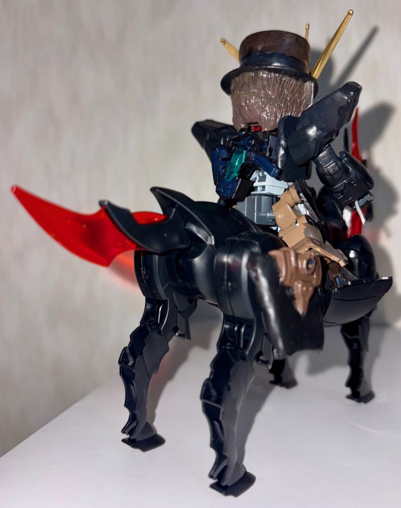 リアビュー。太ももの横にインディのリアスカートをセットできる。