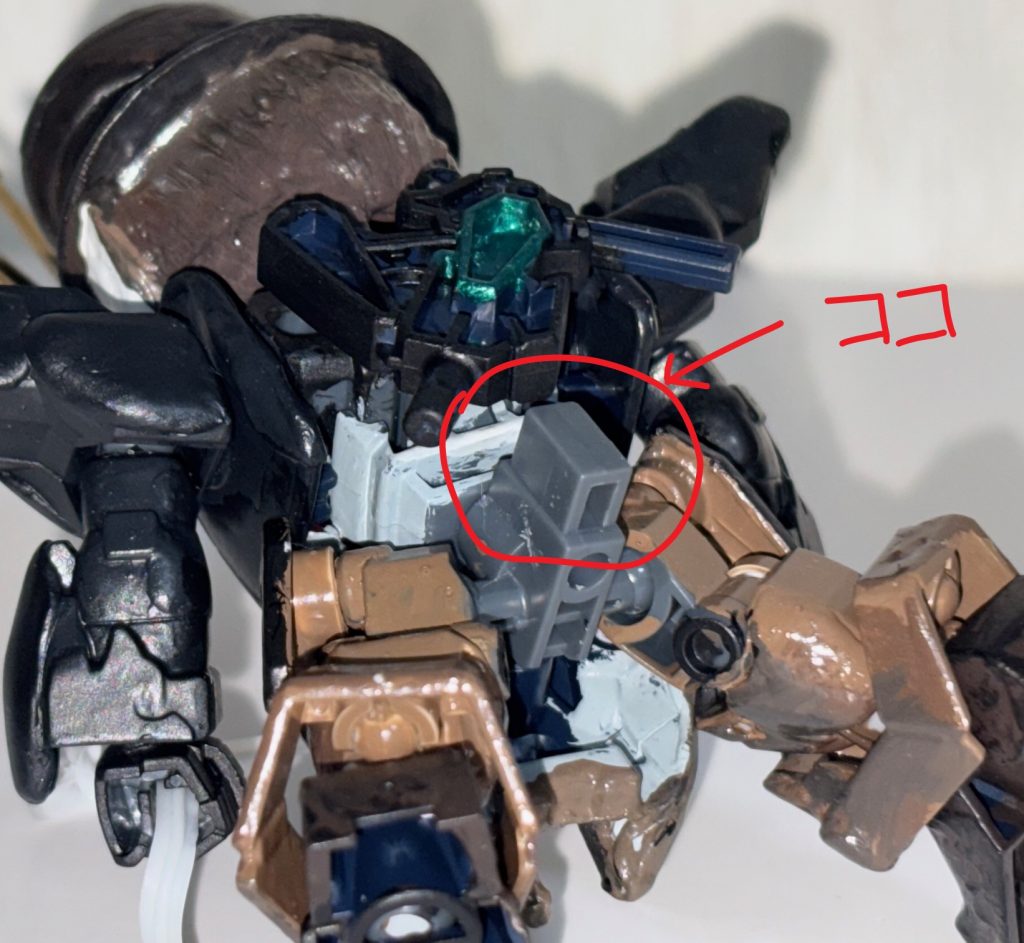 馬に乗せる際は〇で示したジョイント受けを馬の接続部にはめ込む。これはワールドヒーローズの他のキットも同様である。