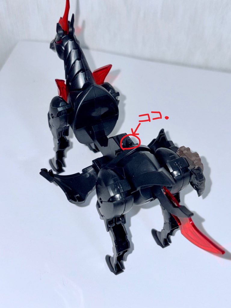 乗せる際は馬の腹部を展開し、下におろす。わかりにくいが赤丸でしめしたところにジョイントがある。