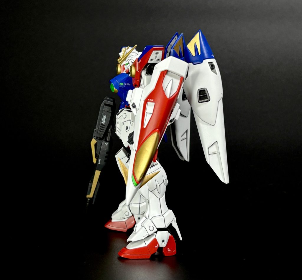 側面から。シールド部に特に顕著に表れてますが、黄色パーツは説明書の色指定無視してゴールドで塗装してます。これは旧キットが金色だったのでオマージュです。シールドの角みたいなパーツはランナータグを使って延長&シャープに尖らせてますori_i