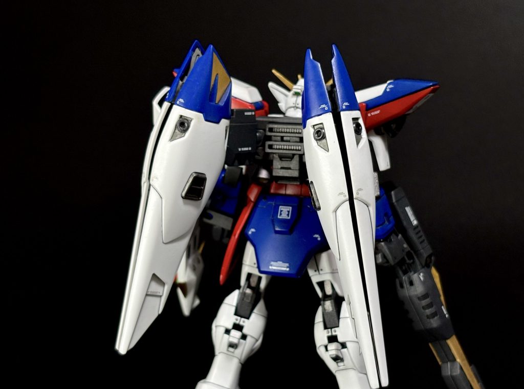 こちらが今回頑張ったヒンジ構造を廃したウイングバインダーです。展開状態もさることながら、この閉じた状態での隙間の調整に苦心しました。