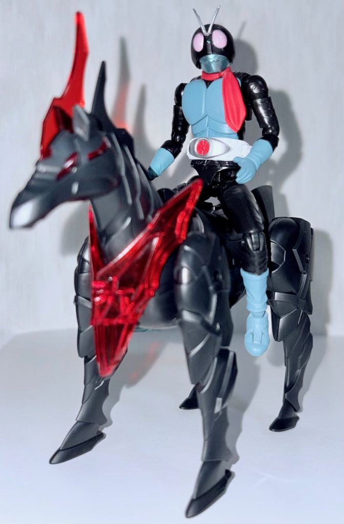 ガンプラ以外ならSHODO-XXの仮面ライダー1号も乗せられるが、少し大きい。