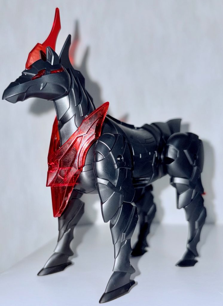 フロントビュー。組み立て自体は現行キットらしくサクサクと15分くらいで終わった。今回は素組み&未塗装でレビューしている。とゆうか別に塗らない方が本物の馬らしいし、クリアパーツが宝石のような高級感を漂わせているのであえて塗らなかった。