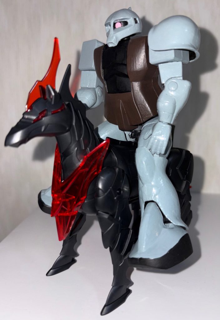 後で旧キットギャンも跨らせる予定なので、この前作った旧ザクでテスト。乗馬用に股関節用ジョイントパーツを差し込んで乗せている。