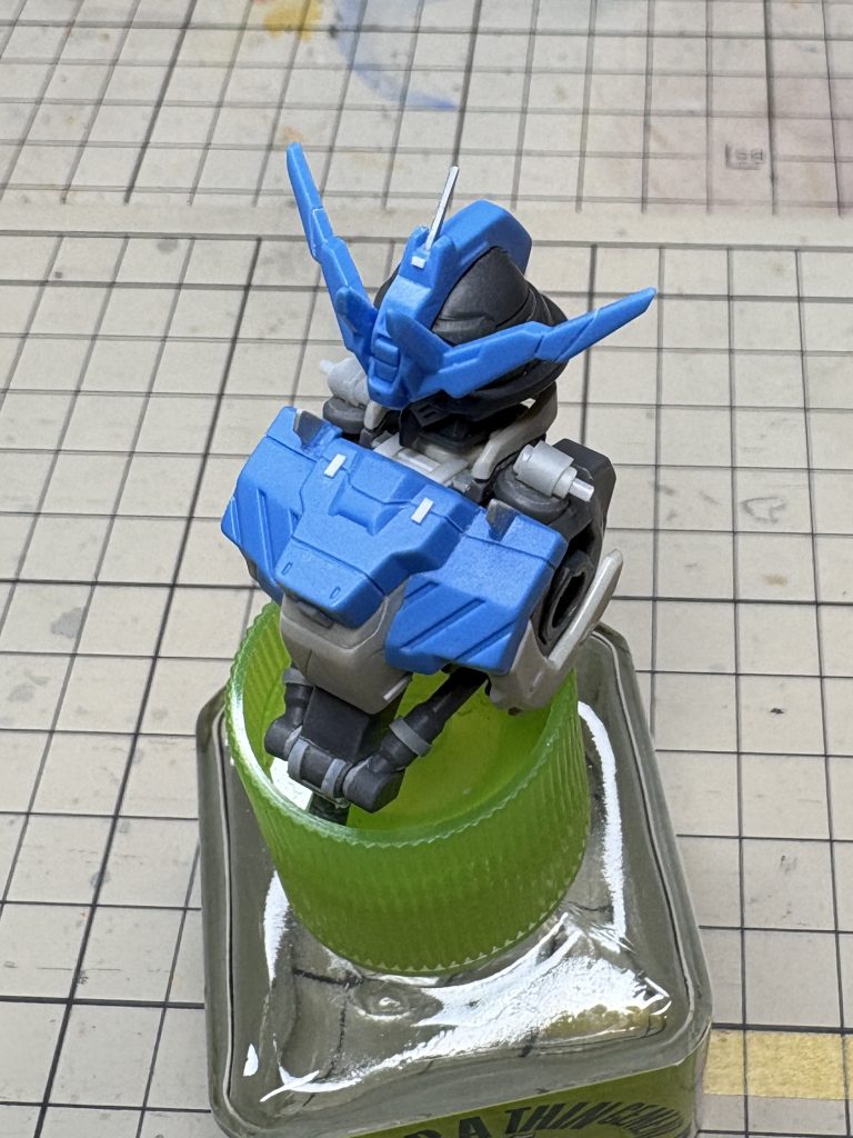 肩のシリンダー?はプラパイプで作り直しセンターにアンテナを1本追加しました