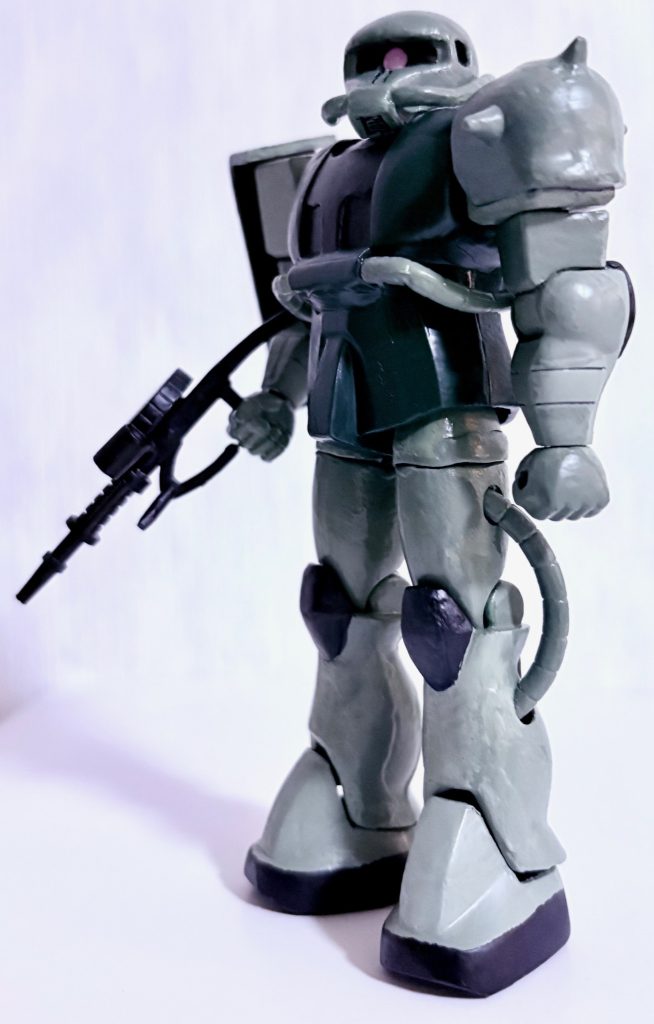 それは旧キットならではのレトロ感とポージングである。このザクも今の目で見ると相当ゆるい造形なのだが、これはこれで味があっていいのだ。棒立ちに見えるこのポーズもアングルによってはカッコイイのである。