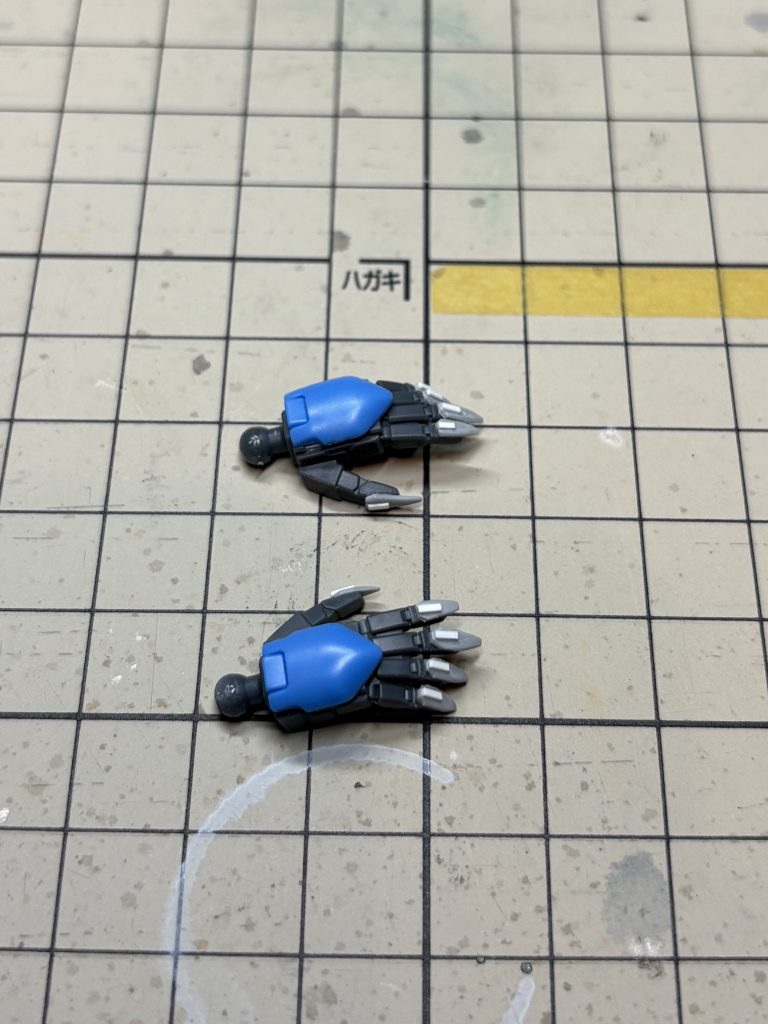 平手は30mmのオプションパーツを改造爪をプラ板で整形してます 軸は細いので瞬間接着剤で太らせてます