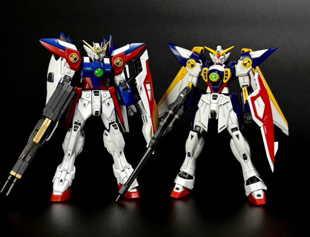 去年作ったウイングガンダムと一緒に。ゼロの方が原型機で、ウイングはオペレーションメテオの5機のガンダムの中でゼロの意匠を一番色濃く受け継いだ機体。ですが、劇中ではそんな事はイチイチ言及されてませんでした。2体並べるとウイングの方は随分とスリムに感じますね。