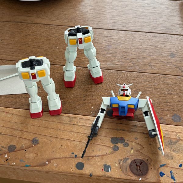 昨日ヤマダ電機で再販されていたリバイバル版のガンダムを購入した。もうこの型は何体も買っているが、ギャンでやってみたい事をコイツでトライ中。以前改造した時よりももっと可動するように、あの手この手でいろいろやってる最中である(iori_sei)しばしば待たれよ(zaku-kao4) （2枚目）