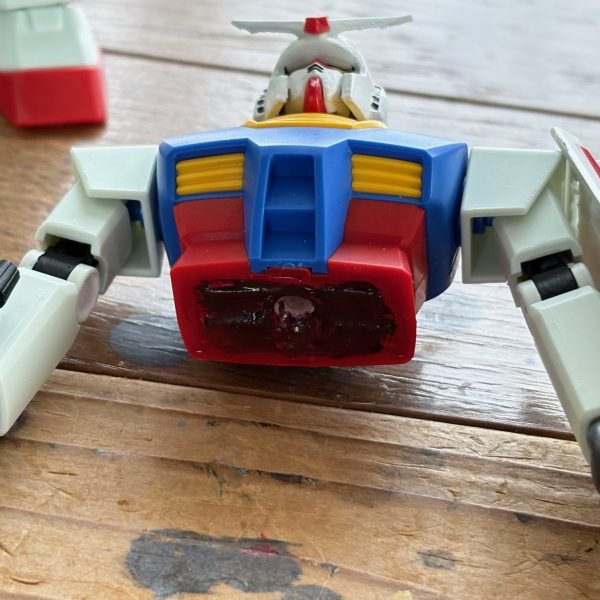 昨日ヤマダ電機で再販されていたリバイバル版のガンダムを購入した。もうこの型は何体も買っているが、ギャンでやってみたい事をコイツでトライ中。以前改造した時よりももっと可動するように、あの手この手でいろいろやってる最中である(iori_sei)しばしば待たれよ(zaku-kao4) （3枚目）
