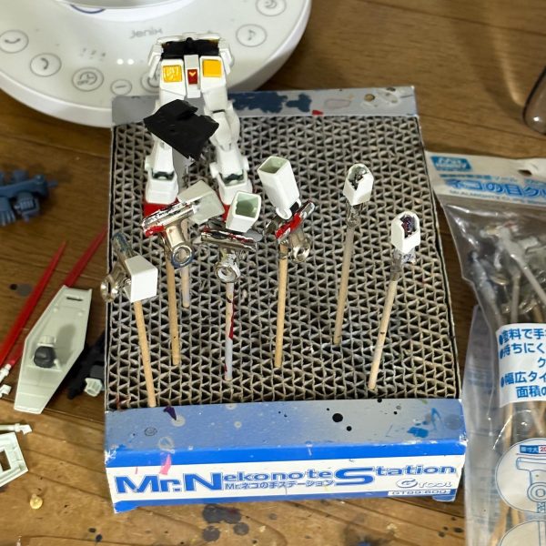 昨日ヤマダ電機で再販されていたリバイバル版のガンダムを購入した。もうこの型は何体も買っているが、ギャンでやってみたい事をコイツでトライ中。以前改造した時よりももっと可動するように、あの手この手でいろいろやってる最中である(iori_sei)しばしば待たれよ(zaku-kao4) （6枚目）