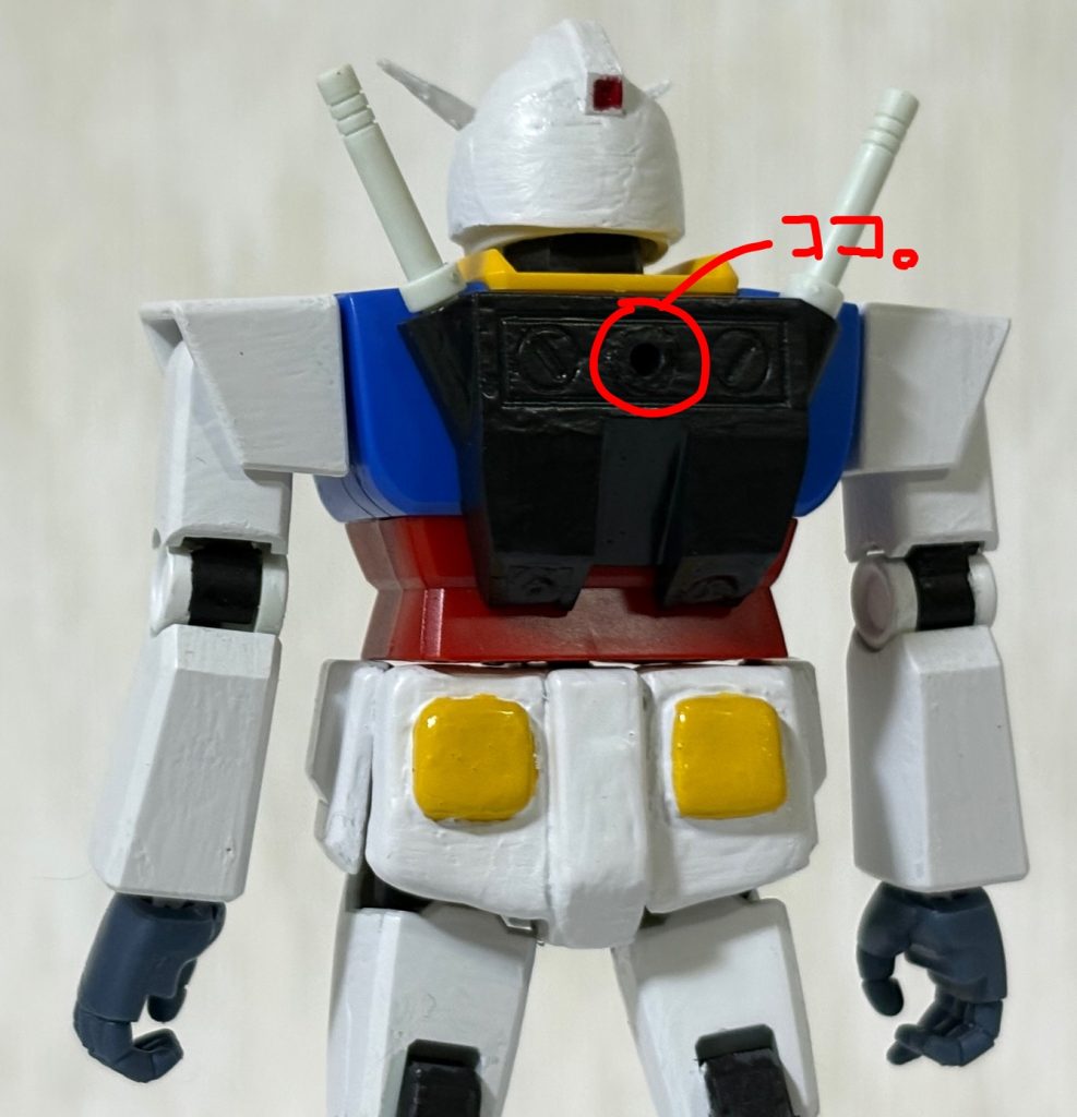 背中のバックパックに穴をあけ、シールドをマウントできるようにした。受けはジョイントキャッチャーを使用。