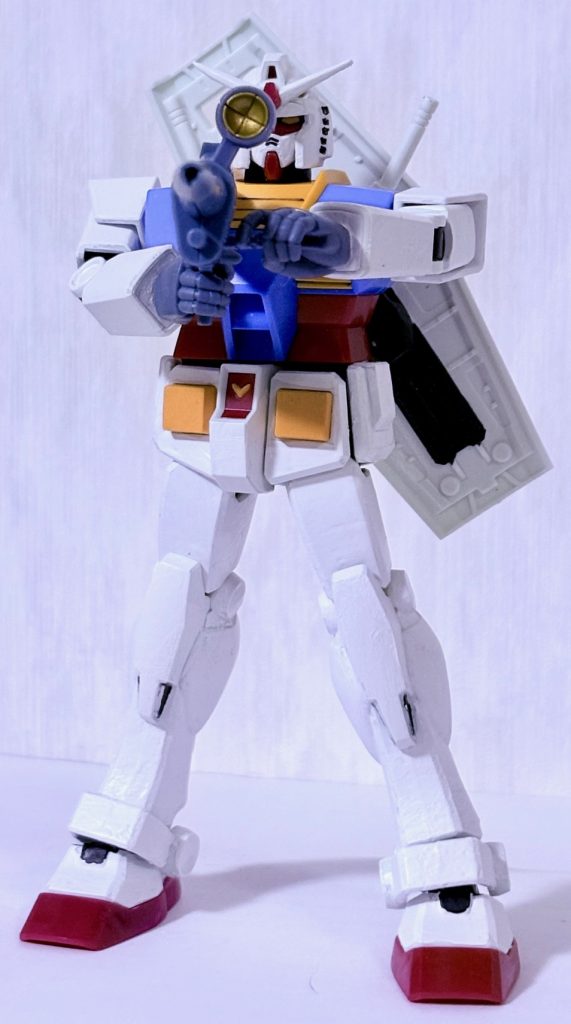 おなじみの構え。二の腕の可動と手首をボールジョイントにしたおかげで楽に構えられる(zaku-kao2)