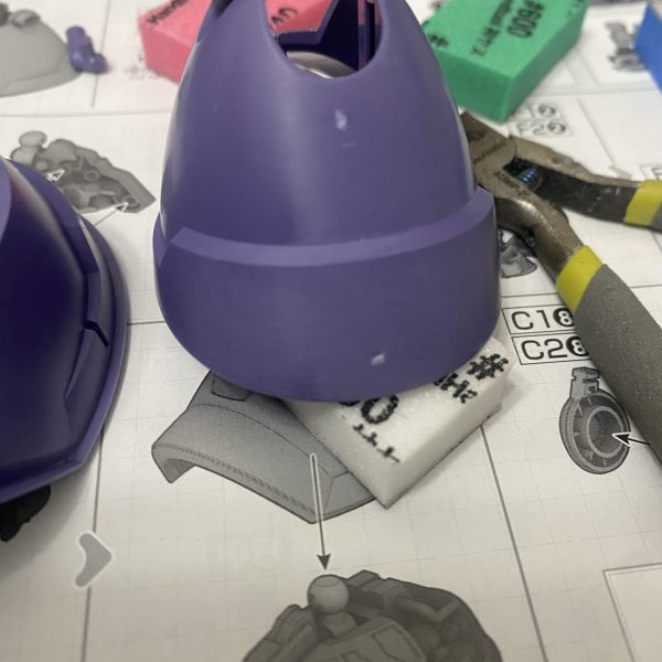 ①エグれたら萎える肩パーツ②1パーツでできている感動(ずっと合わせ目あるだろうと思って消し方を考えていた)③よく見るとパーティングラインはあるので頑張って消さなきゃいけない(エグれたのでパテで埋めた)（4枚目）