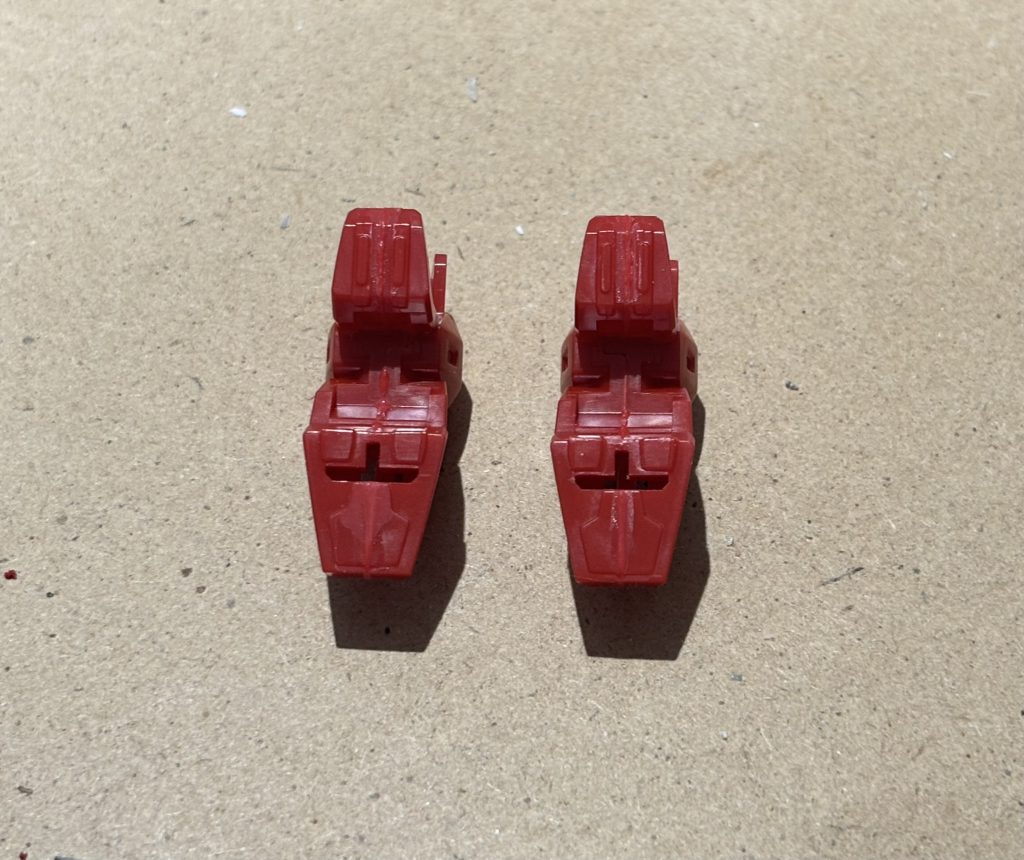 今回、ネオバード形態はオミットしたんですが原因はコレ。差し替え用の足パーツなんですが、この合わせ目消しは心折れて断念しました。これを綺麗に仕上げるだけで１日かかりそうな気がします(gundam-kao5)目立つ場所じゃ無いんで、下手に接着剤つけずにそのまま塗装してしまっても良かったかもしれない。