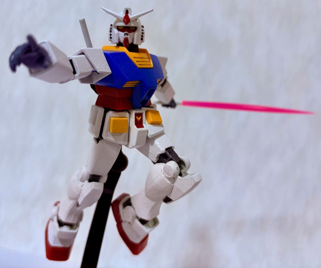 EG版にはスタンド用の穴があるので、このようにジャンプした状態も再現可能(gandam-hand2)