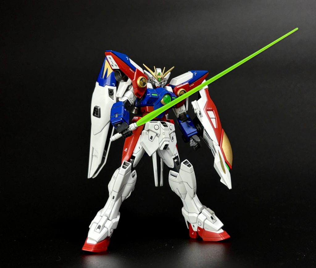 あまりにも強力すぎるツインバスタービームライフルのせいで印象薄いですが、ビームサーベルもよく似合います。あのバケモンみたいなエピオンのビームサーベルと切り結んでいたんですから、十分強力な兵装だと考えられます。