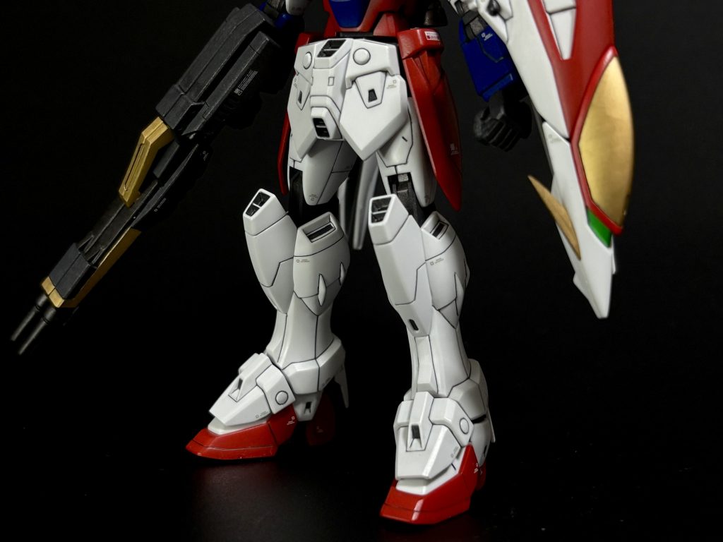 無論バインダーの改修が一番大変ではあったのですが、ウイング系のデザインってモールドが多く入っているもんですから、この彫直しも大変な重労働でした(gundam-kao9)でも綺麗にスミ入れが決まるとやった甲斐あります。