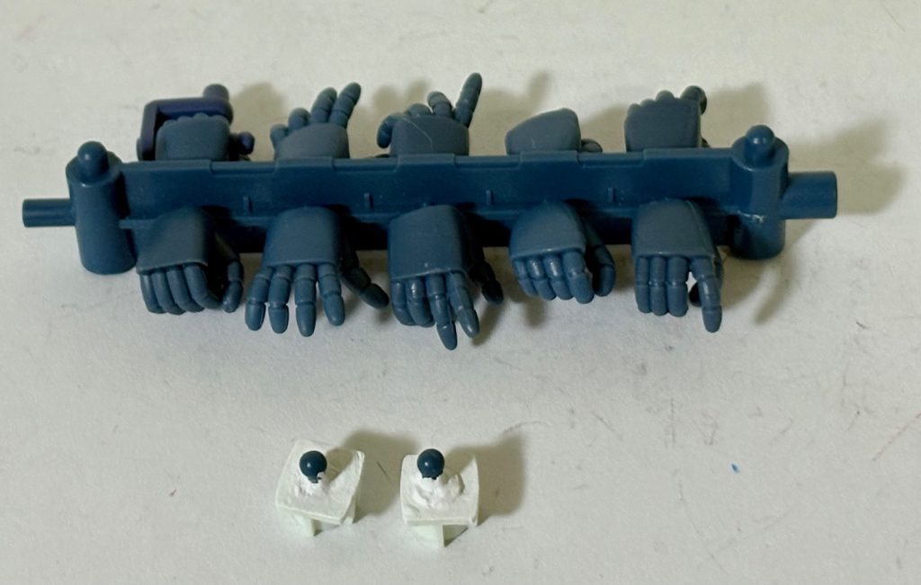 手首はロボット魂のハンドパーツをはめられるように加工。ハンドパーツは大量にあるので、ジョイントラックを切断し、手首にはめ込んだ。