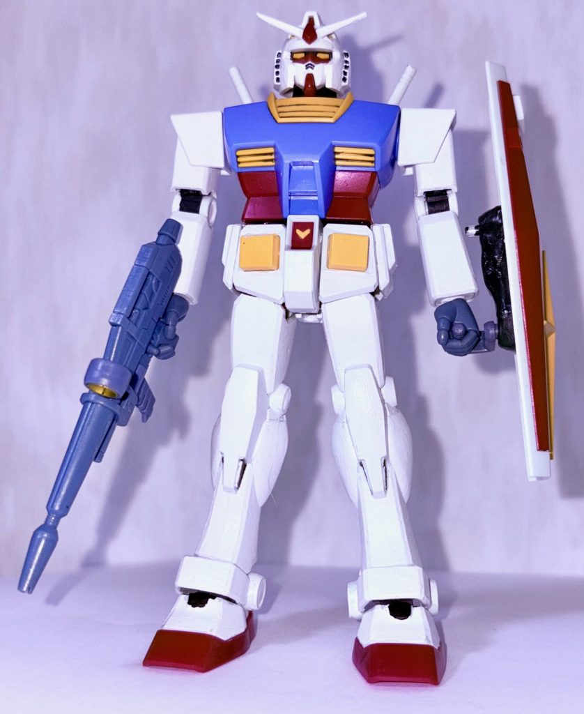武器を装備した状態。シールドはリバイブ版、ビームライフルはロボット魂から流用した。