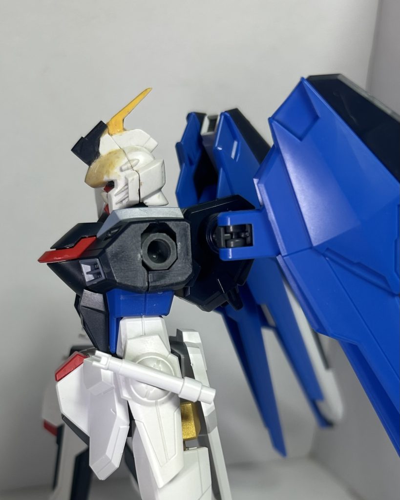 頭部。フリーダムをベースにパテとジャンクパーツで構成されてます。何のジャンクパーツなのかは分からないのです…。制作上のイメージとしては鳥。胴体。ほぼフリーダムそのまま。一応、首が埋まって見えたので首を1ミリ延長しております。腰部。フリーダムをベースにフロントアーマーをストフリ、サイドアーマーはスッキリさせるためにビルストのを装備しました。ポージングにレールガンが邪魔すぎた……。