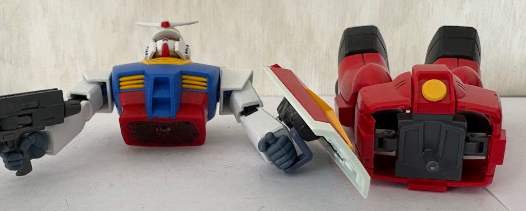 これらは意図してやったものではないが、リバイブ版ガンキャノンを触っていて試しにガンダムと上半身と下半身を換装してみたら、奇跡的に合体できた。