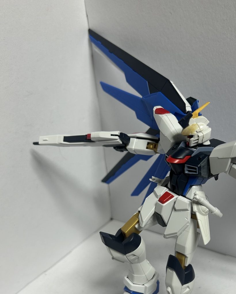武器。 最初に書いた通りガン=カタをさせたかったのでストフリの武器をチョイスしました。あと、武器を盛るのではなく使わない武装は積極的に減らす方向……今回であれば射撃戦をあまり想定する必要も無いのでレールガンが相当。まぁ、コレは前述通りポージングの邪魔になりやすいってのもあります。バックパックも変えようか検討しましたが、流石にここを変えるとフリーダム感がなくなる為取りやめました。