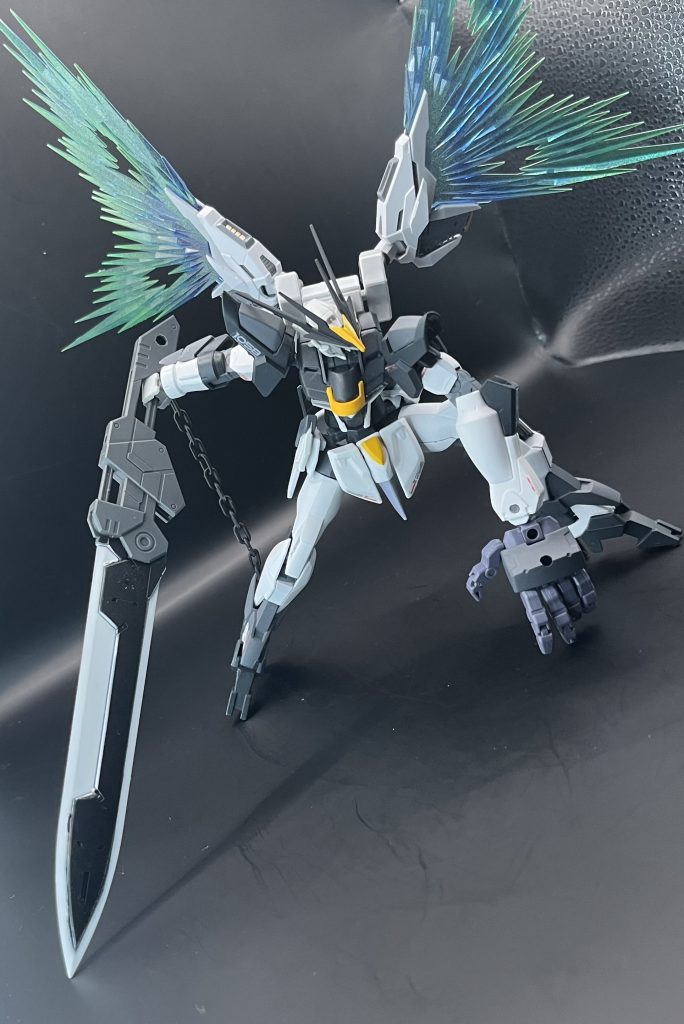 アロンダイトの代わりに大剣:ブレイドムーンMGのGNソードを加工しました。光の翼はとある中華プラモから流用。