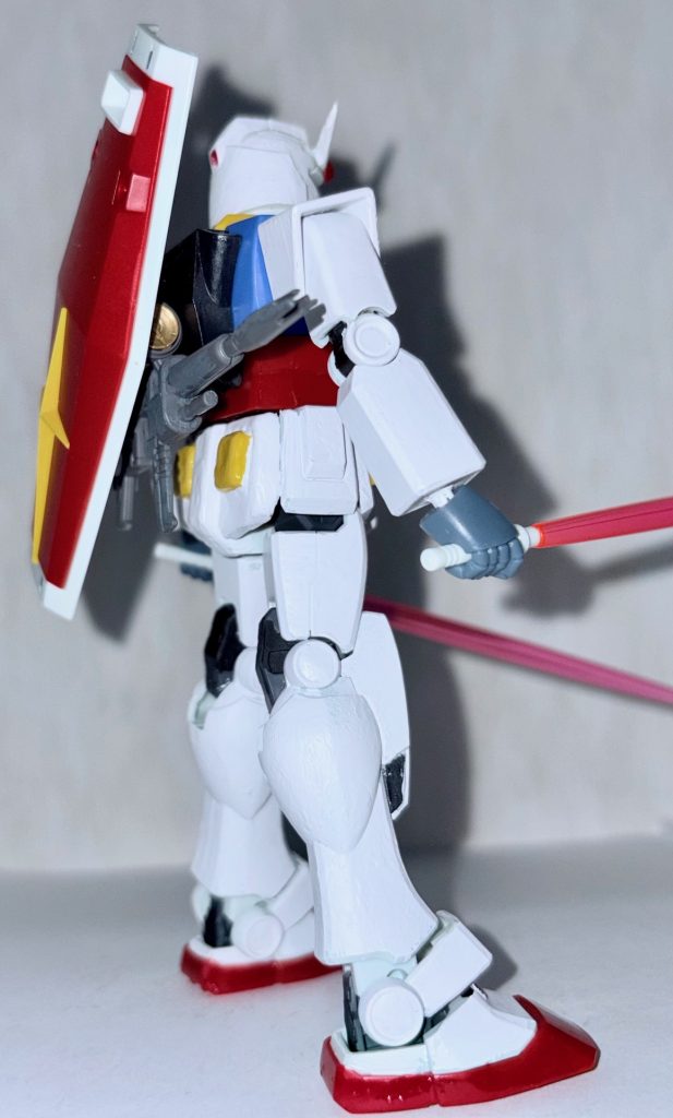 色々な可能性を秘めたリバイバル版ガンダム。いっそのこと、旧キットの「Gファイター」と合体させてみるのもイイではないだろうか？今後も色々チャレンジしてみたい(gundam-kao6) 