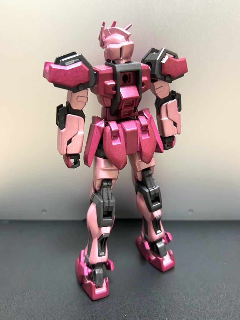 【塗装】人生初塗装は意外となんとかなった…！スプレーはコツがいるけど準備が簡単でいいですね。濃いピンクの方はプラモ専用ではない事に後から気づいて、下地に薄ピンクを塗ってみて対応しました。意外となんとかなってる…？当初はギャルっぽくしたくてラインストーンをつけようと思っていたのですが、塗装した姿に感動✨蛇足になる気がしてラインストーンを付けるのはやめました。