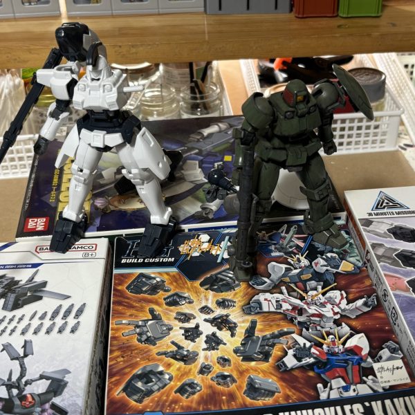 ガンダムW放送30周年という事で、ウイングゼロに続いてはトールギスを作ります。旧キットのトールギスⅡの組み立て済みをジャンク品で手に入れてまして、このキットはコンパチ仕様なのでノーマルのトールギスも再現可能！（というより成形色だけ見れば完全にトールギス寄りなんですが (gundam-kao5)）組み立て済みとは言えダボ穴カット済みで、且つ接着はしていない辺りに前の持ち主も何かしら手を加えようとしていたに違いありません。その意思を継ぎ各種アフターパーツを使ってアップデート、目標は現代のHGシリーズと並べても違和感の無い仕上がり。年初に組んだHGACリーオーを参考に製作を進めます！