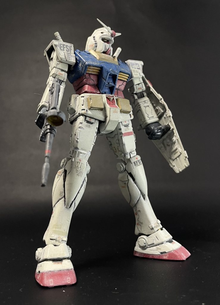 一見まんまに見えますが、ヘルメットの下を伸ばす。襟の増量。肩アーマーの厚みと幅まし。ビームサーベル延長。ふくらはぎとビームライフルボリュームアップ。関節はポリキャップと、コレクションキットのフォースインパルスガンダムが丸々入ってます。ガンダムの頭部に丸々入るのは衝撃。