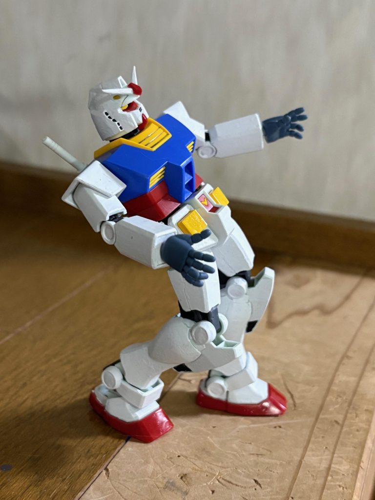 以前のエントリーグレード版の写真。エントリーグレード版は関節の経年劣化が早く、すぐヘタレてしまう。※決してジョジョ立ちや「マトリックス」の弾除けのポーズではない(zaku-kao4)