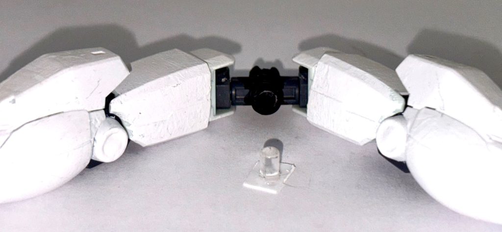 股関節はリバイブ版そのものだが、ジョイントキャッチャーを仕込み、スタンドに飾れるようにして穴をプラ板でふさぐようにしてある。